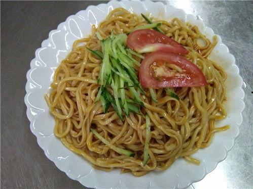 吃瓜凉面小哥哥,夏日街头美食新宠