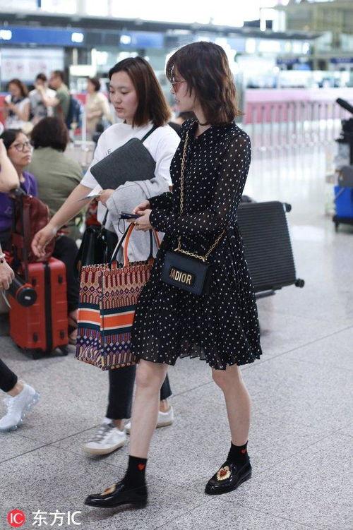 明星黑色波点连衣裙,明星演绎经典波点连衣裙风采