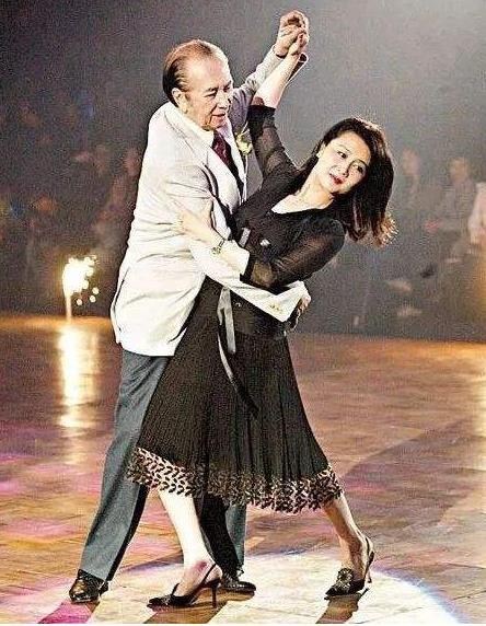 女儿迷恋男明星,揭秘青少年偶像崇拜现象