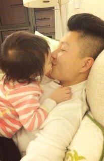 明星父女玩亲亲,温馨亲亲瞬间感动网友